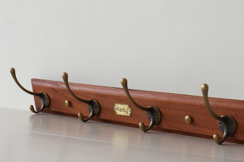 MÓC TREO ÁO ( ĐẾ GỖ VÀ ĐỒNG THAU) KANLY – GCG20E