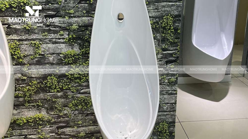 Bệ Tiểu được làm bằng sứ vệ sinh, dễ nứt vỡ nếu bị va đập mạnh