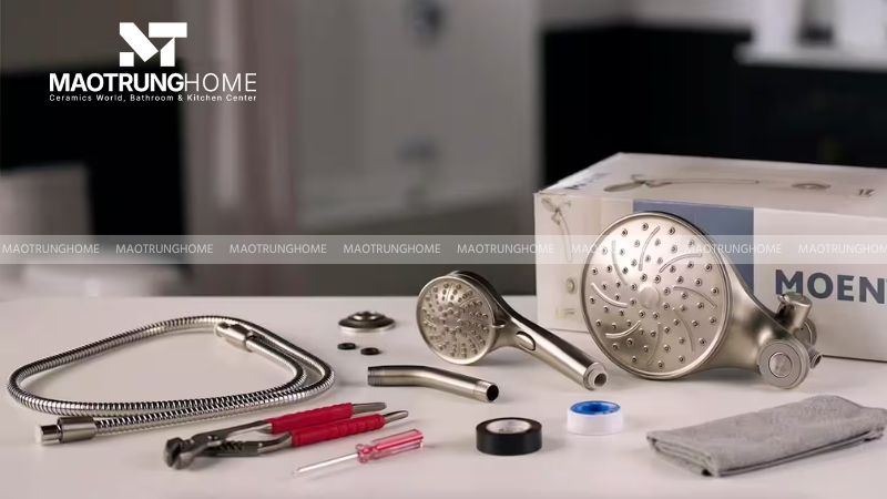 Chuẩn bị dụng cụ và khảo sát hiện trạng trước khi lắp đặt.