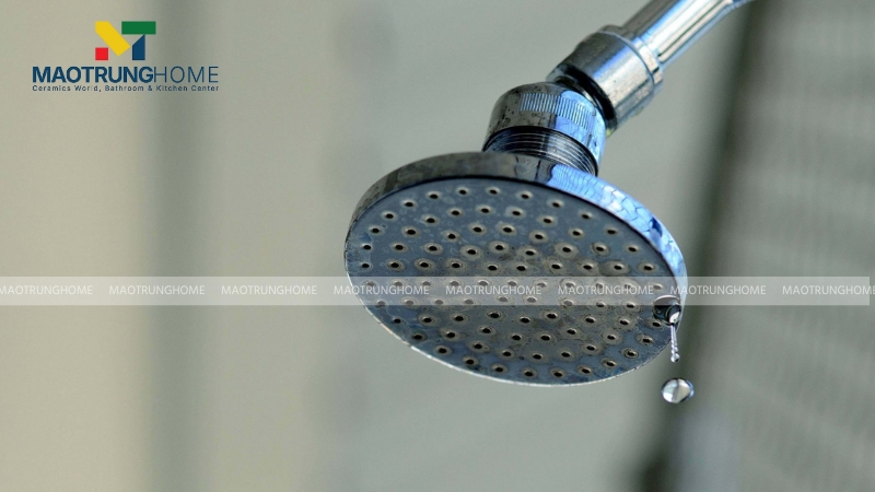 Vòi sen chảy yếu là một vấn đề phổ biến mà nhiều người dùng gặp phải