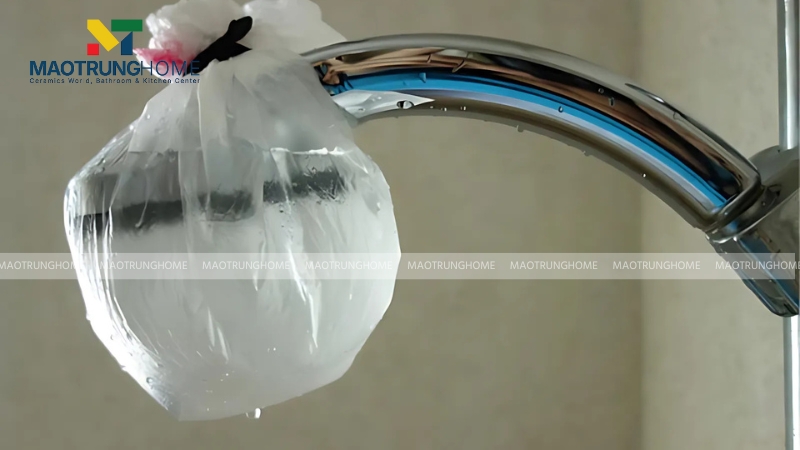 Bạn hãy ngâm bát sen với dung dịch giấm trắng một thời gian để hòa tan các cặn bám bẩn bên trong