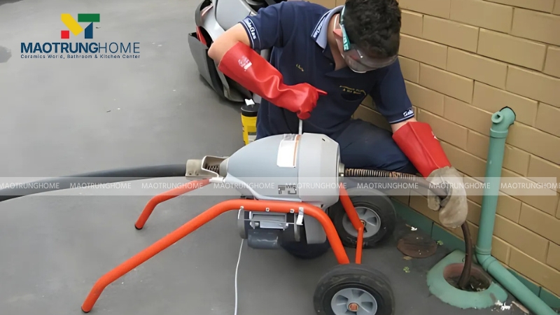 Bạn nên gọi thợ chuyên nghiệp trong trường hợp đường ống bị tắc nghẽn nặng