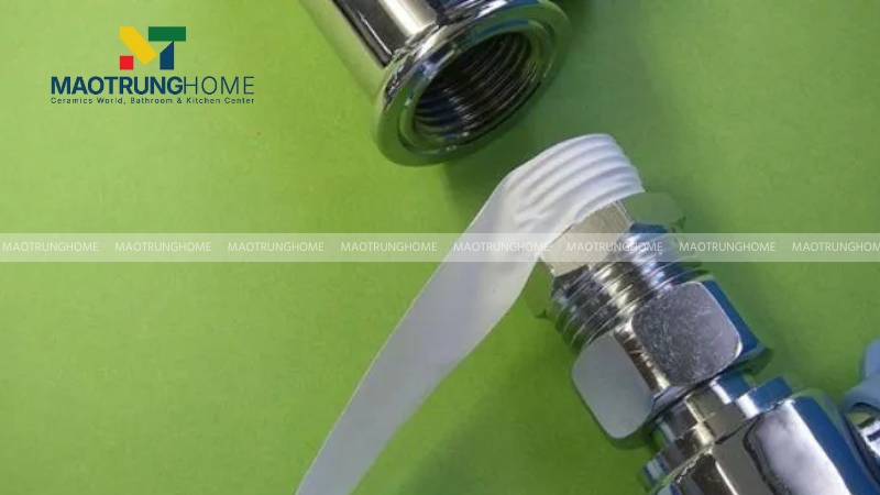 Sử dụng băng cao su quấn quanh đầu ren của hai chân sen