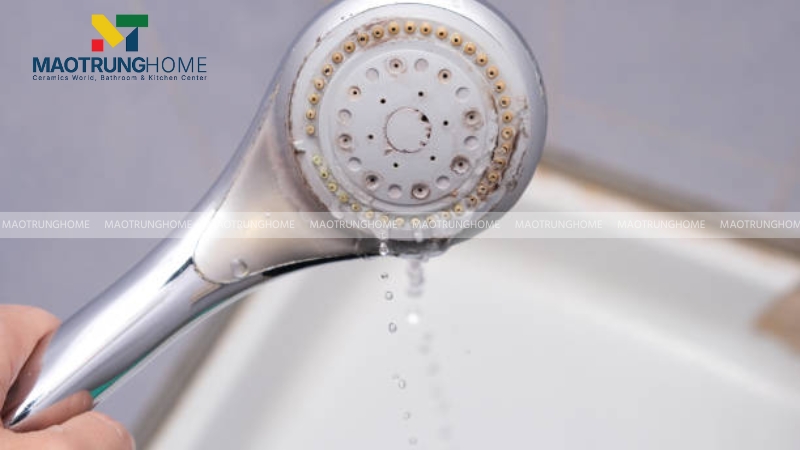 Vòi sen bị rò rỉ nước ở khớp nối