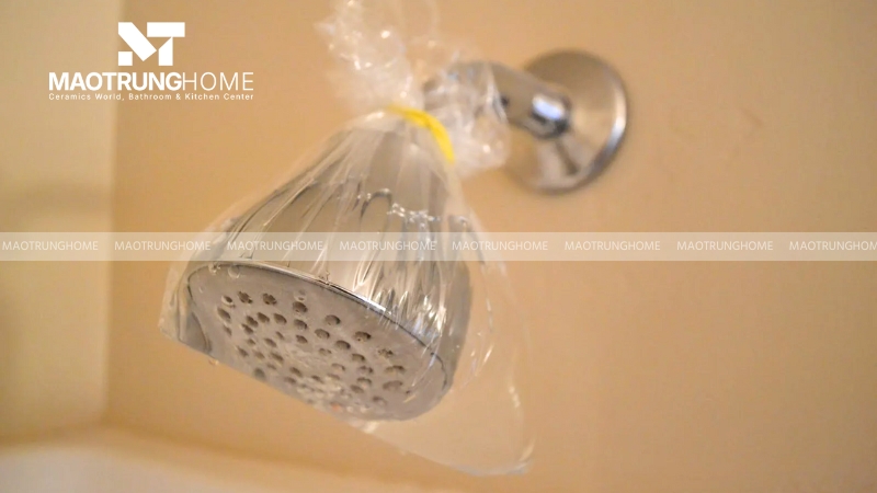 Dùng giấm trắng và baking soda để tẩy cặn vôi