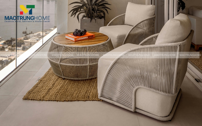 Ban công lát gạch giả xi măng màu xám trắng 