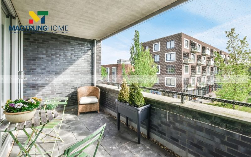 Gạch ốp ban công có bề mặt chống trơn trượt