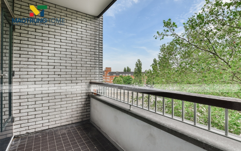 Sàn ban công lót gạch thẻ màu nâu đậm 