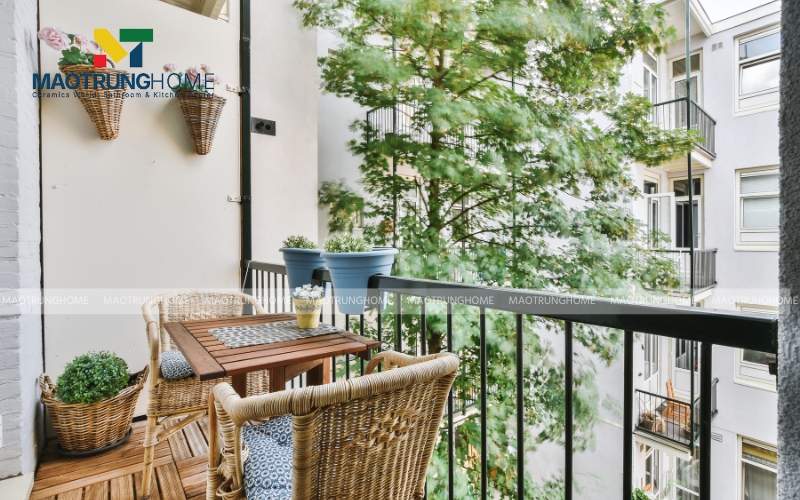 Sàn ban công được lát gạch vân gỗ màu nâu