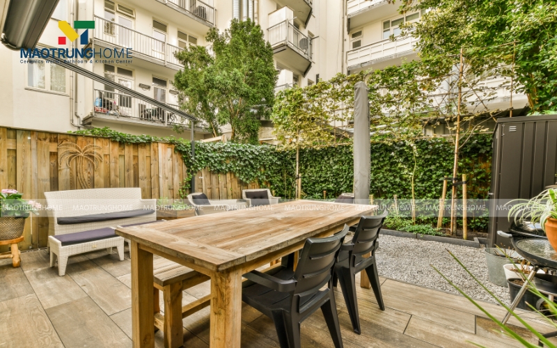 Sàn ban công được lát gạch vân gỗ tự nhiên 