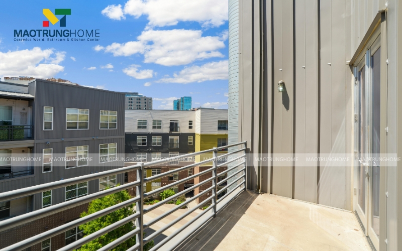 Gạch vân đá lót ban công màu sáng 