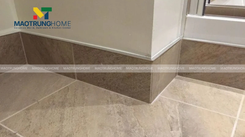 Bạn có thể chọn gạch chân tường cùng tông màu với gạch lát nền