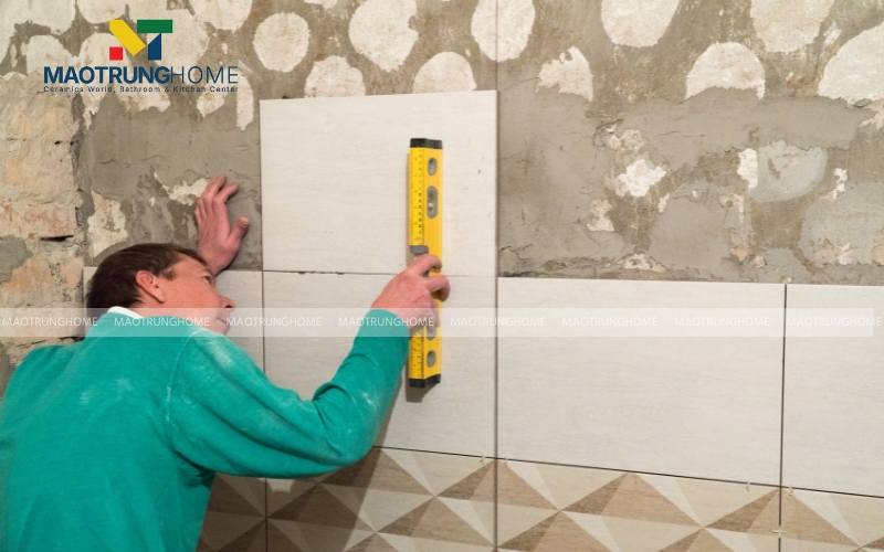 Khi thi công và bảo dưỡng gạch ốp giếng trời cần xử lý chống thấm cho tường 