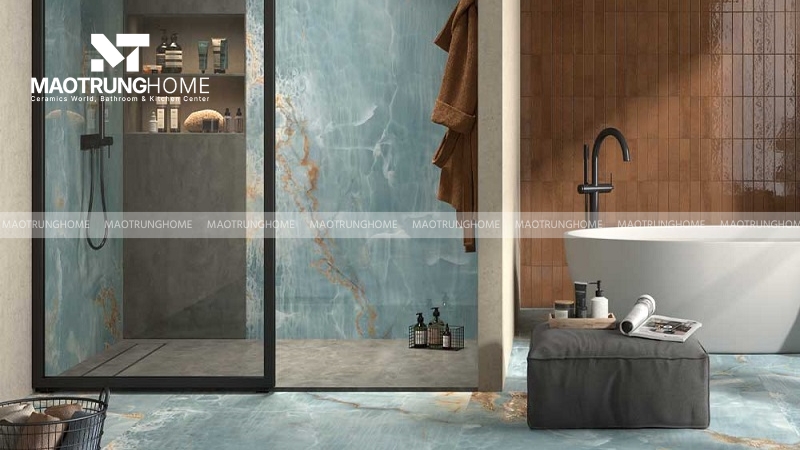 Với nhà nhỏ, bạn nên chọn gạch có bề mặt bóng để tăng khả năng phản xạ ánh sáng