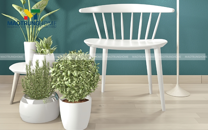 Gạch ốp chân tường đơn sắc nâu sáng tường xanh lá đậm