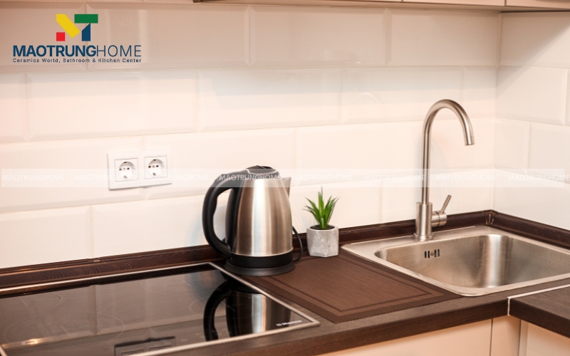 Phòng bếp ốp gạch trắng có vân sang trọng