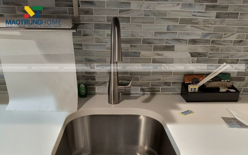 Phòng bếp ốp gạch họa tiết đẹp mắt 