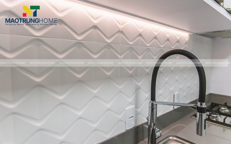 Phòng bếp ốp gạch họa tiết nổi 
