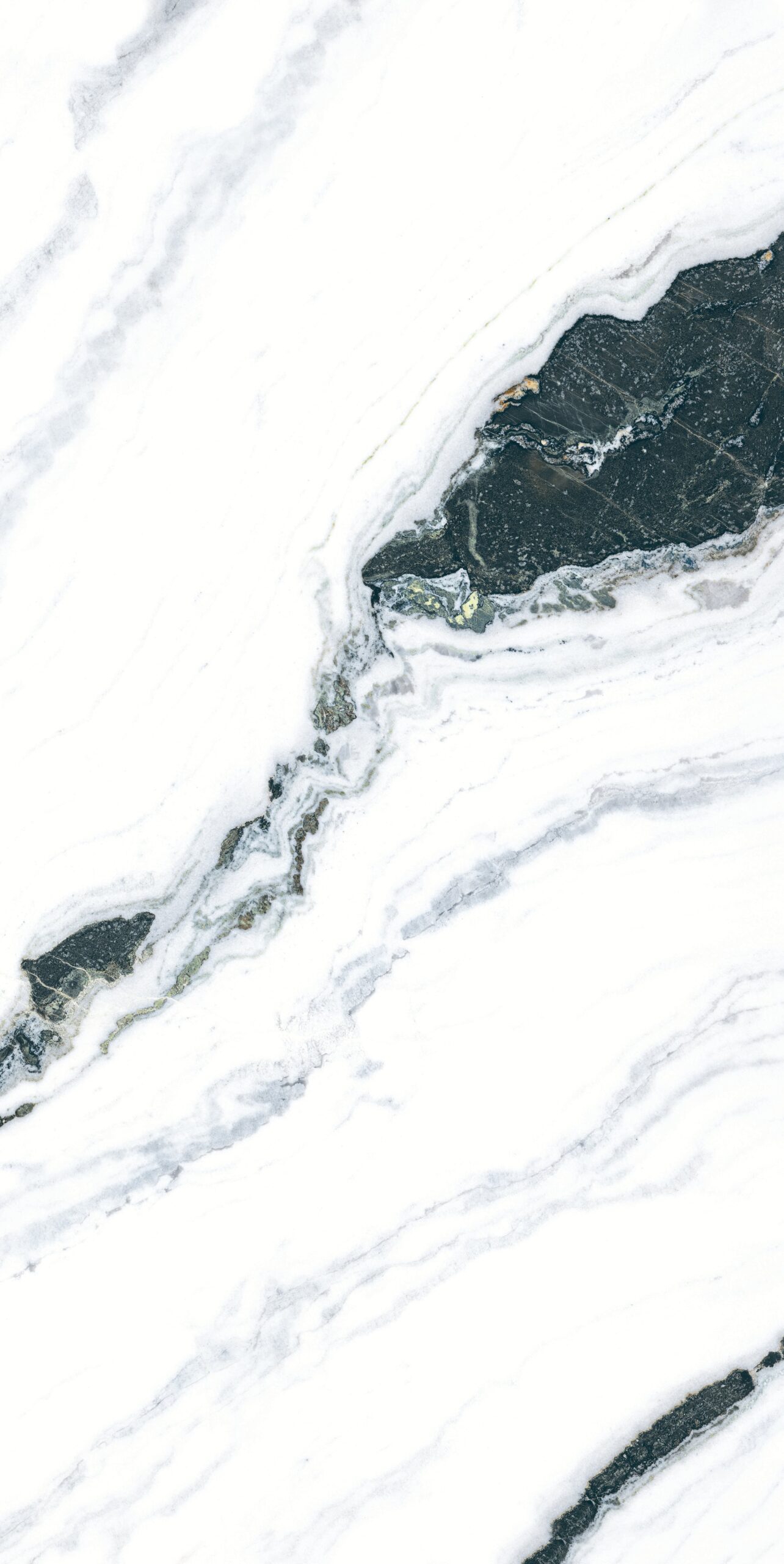 Panda White cẩm thạch đen trắng độc đáo với những đường vân đen chảy tự do