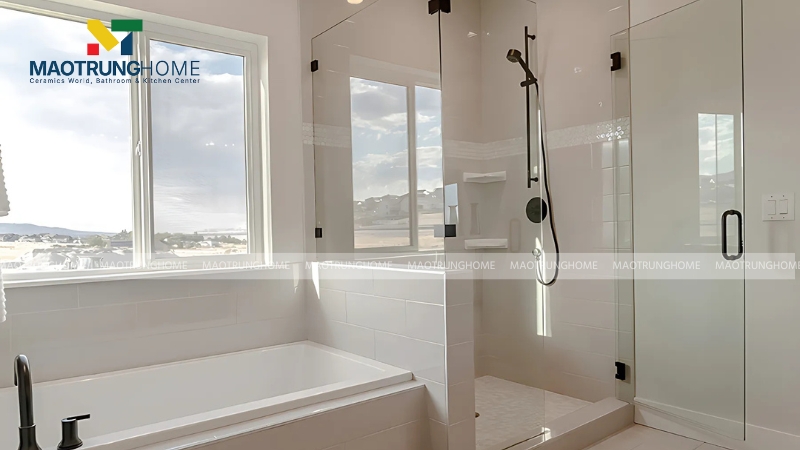 Cửa mở quay mang lại cảm giác chắc chắn, sang trọng