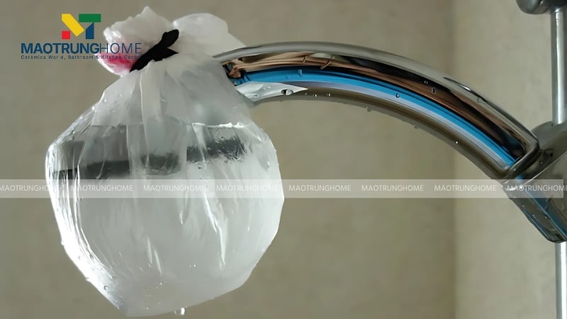 Tay sen ngâm với giấm pha loãng sẽ làm tan cặn canxi đọng bên trong