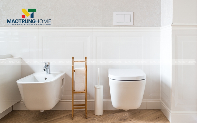 nhà vệ sinh ốp gạch lửng, phần tường trên sơn màu sáng