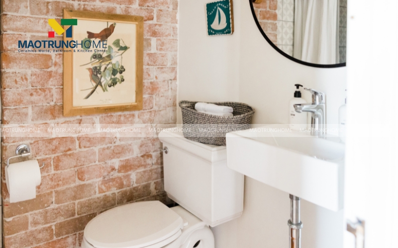 Nhà vệ sinh chỉ ốp gạch thẻ ở khu vực vòi sen