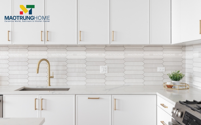 Phòng bếp ốp gạch thẻ trắng kiểu oval