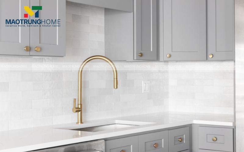 Phòng bếp ốp gạch thẻ trắng chữ nhật