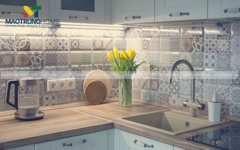 Phòng bếp ốp gạch Mosaic họa tiết