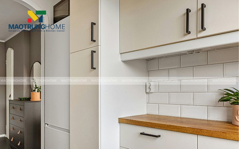 Nên chọn gạch ốp đồng bộ với màu tủ bếp