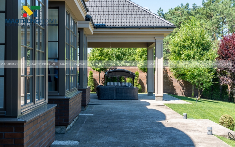 Chân tường ốp gạch thẻ đỏ mộc mạc