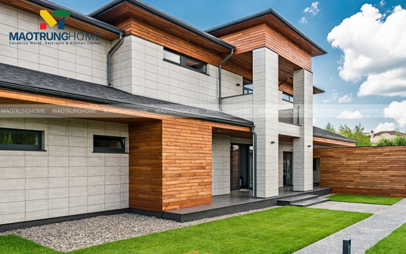 Sân vườn có chân tường ốp gạch giả gỗ màu nâu ấm cúng