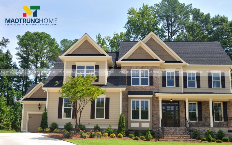 Phía trước ngôi nhà ốp gạch giả gỗ màu vàng ngà