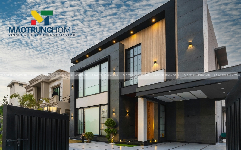 Bên ngoài ngôi nhà có chân tường ốp gạch giả đá sang trọng 