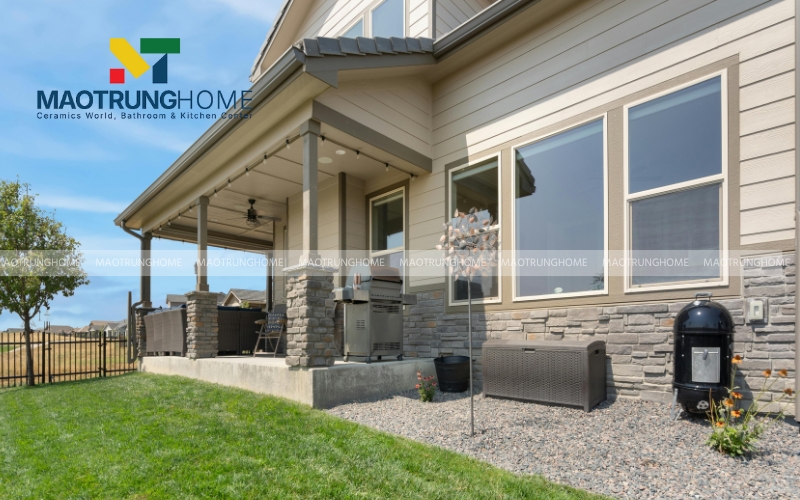 Ngôi nhà có chân tường ốp gạch giả đá tự nhiên