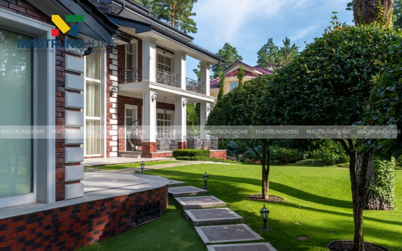 Chân tường ốp gạch thẻ đỏ kết hợp đen