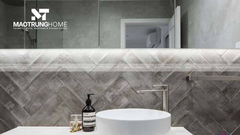 Gạch thẻ màu ghi giúp nhà vệ sinh sáng bóng