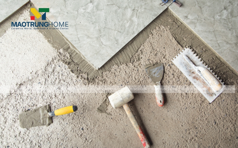 Chuẩn bị các dụng cụ để thi công gạch lát mới