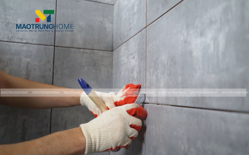 Ốp gạch mới và chà ron hoàn thiện