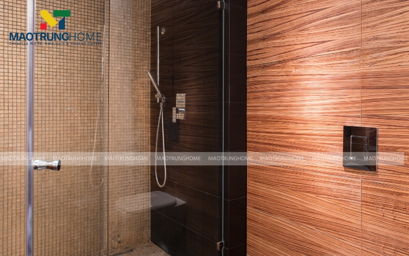 Phòng tắm ốp gạch giả gỗ tự nhiên