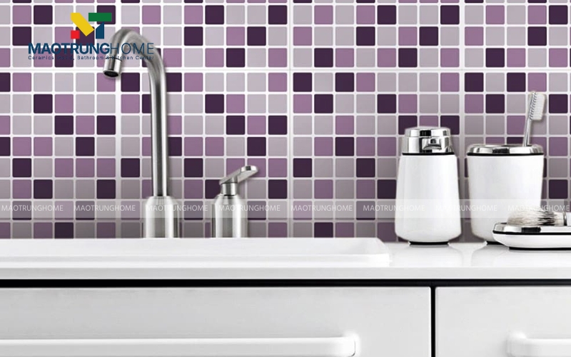 Phòng bếp ốp gạch mosaic màu tím và hồng