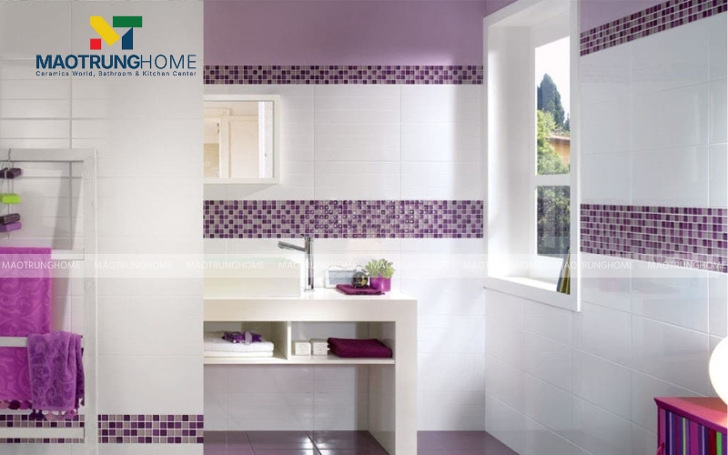 Phòng tắm ốp gạch mosaic tím kết hợp gạch tường trắng