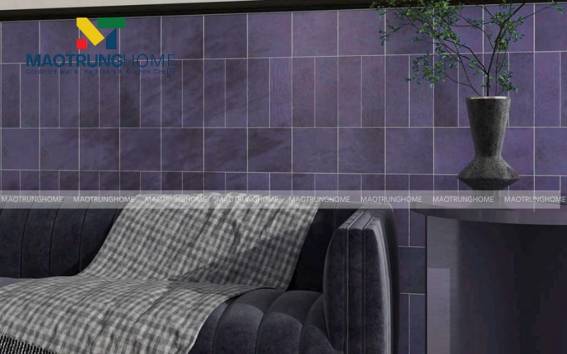 Góc phòng khách ốp gạch thẻ tím đậm và nhạt