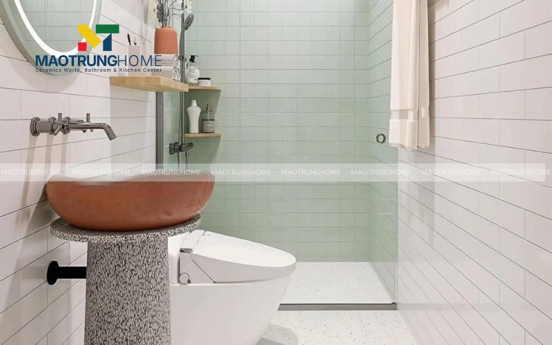 Nhà vệ sinh ốp gạch thẻ trắng kết hợp gạch xanh