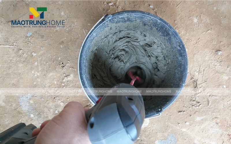 Trộn keo dán gạch đúng tỷ lệ