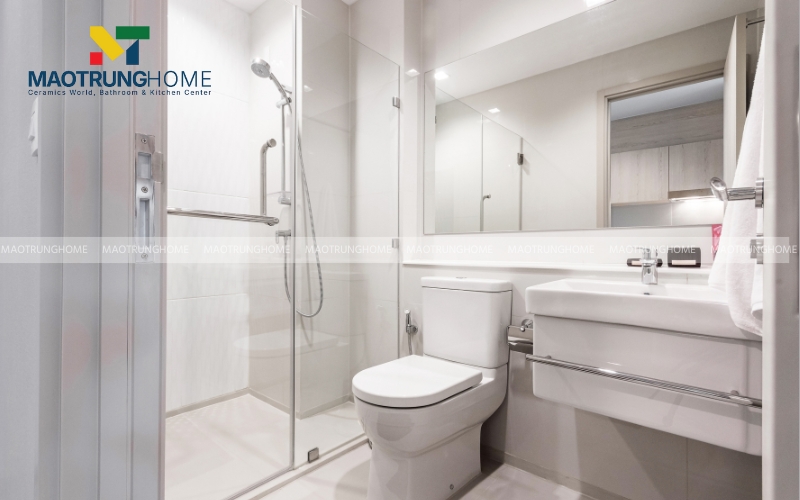 Nhà vệ sinh dùng vách kính để ngăn chia khu vực khô và ướt