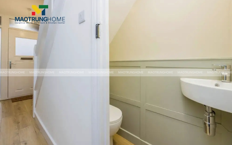 Nhà vệ sinh dưới gầm cầu thang kết hợp tường màu xanh bơ