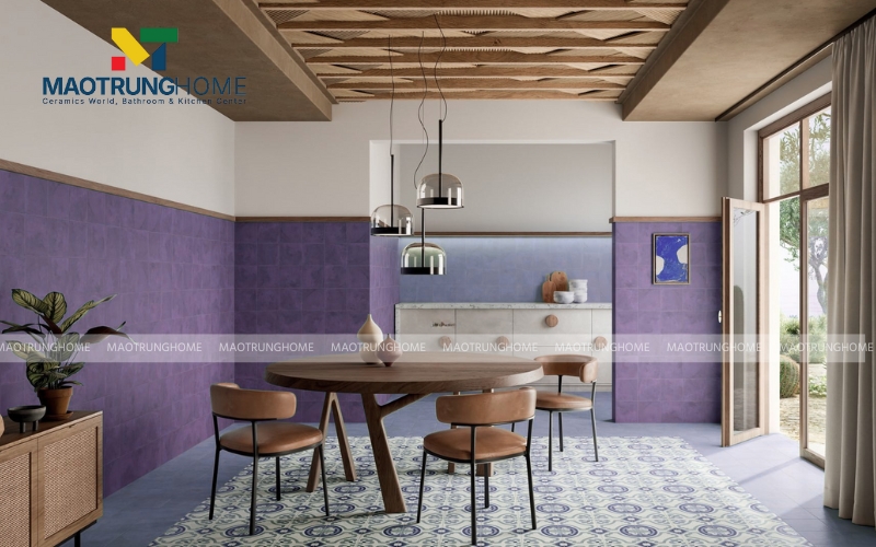 Phòng khách ốp gạch màu tím cho gia chủ mệnh hỏa