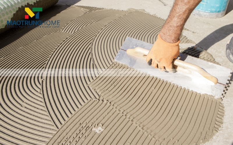 Trét lượng keo vừa đủ lên bề mặt thi công